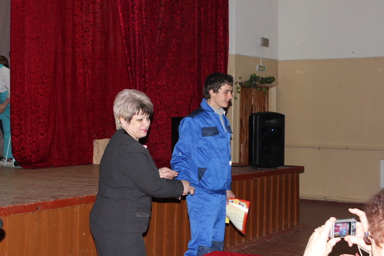 Директор техникума Т.К. Плотникова вручает почётную грамоту и сувенир призёру областного фестиваля «Гимн профессии»